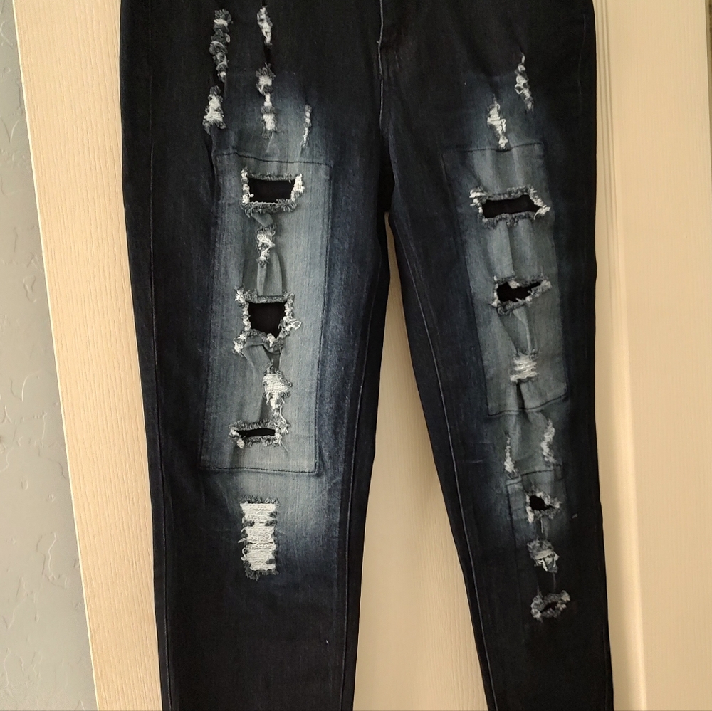 New! Indigo Threads distressed jeans . Dark wash.